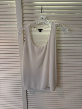 Ann Taylor Classic Scoop Top in White. Size Medium.